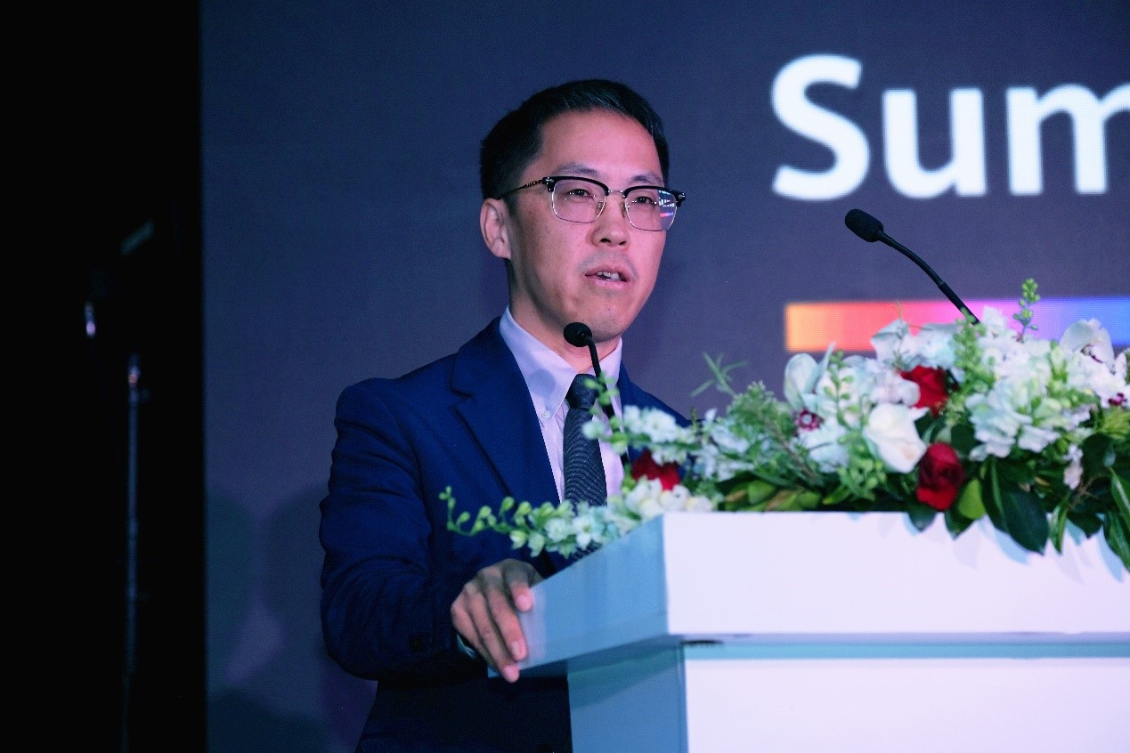 Chris Meng, President of Huawei's Northern Africa ICT Marketing & Solution Sales Department, delivering a speech
